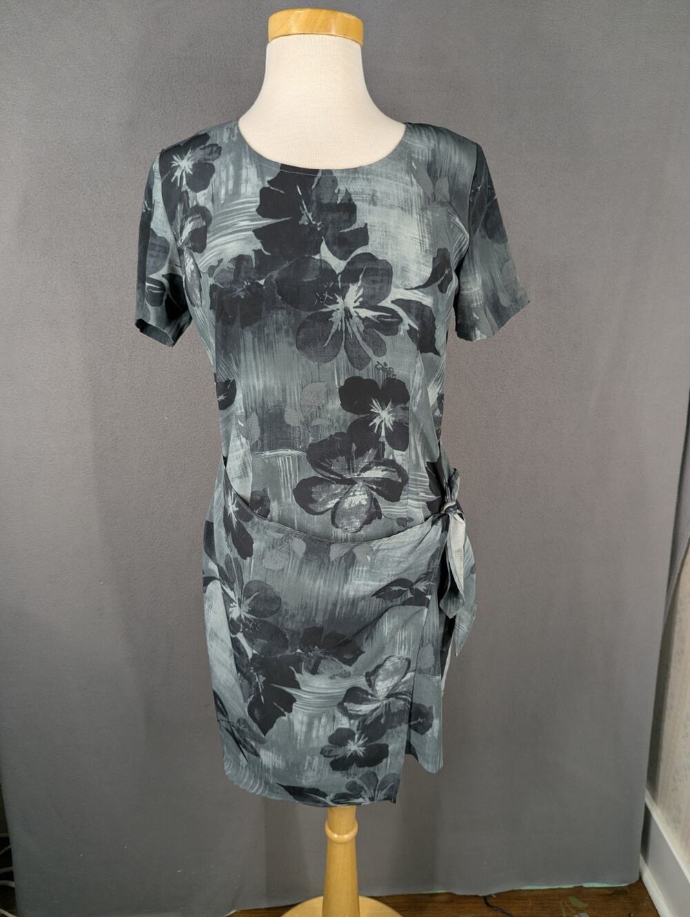 Dress Barn Woman Sz 6 Gray Sheath Floral Faux Wrap Short Sleeve